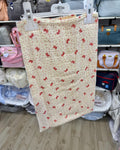 ☁️ Plaid Bébé Luxe en cotton - Douceur et Chaleur Pois rouge, noeud rouge, fond ecru