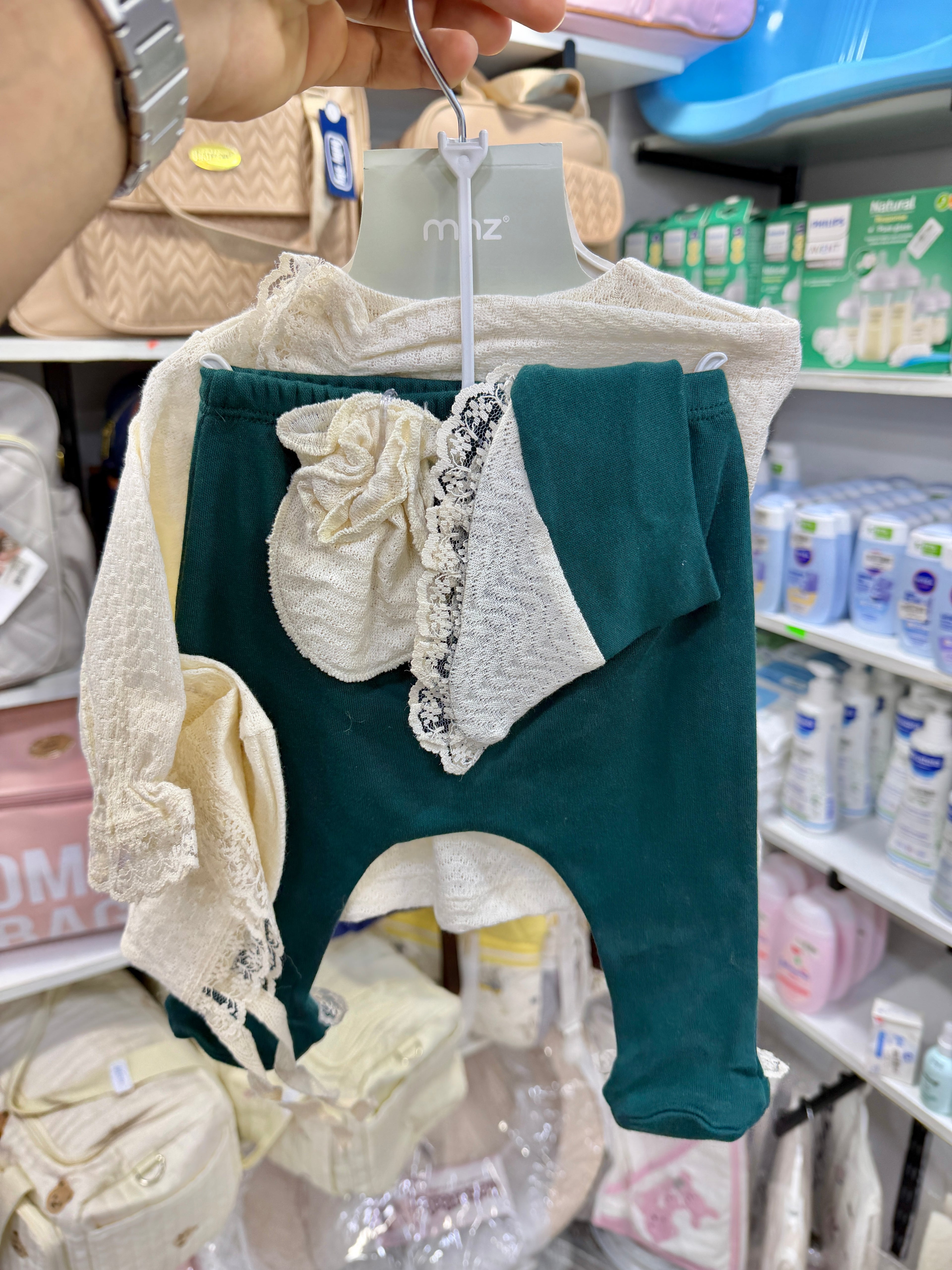 Ensemble bébé 5 pieces 0-3 mois Dentelle creme, noeud vert, tricot beige