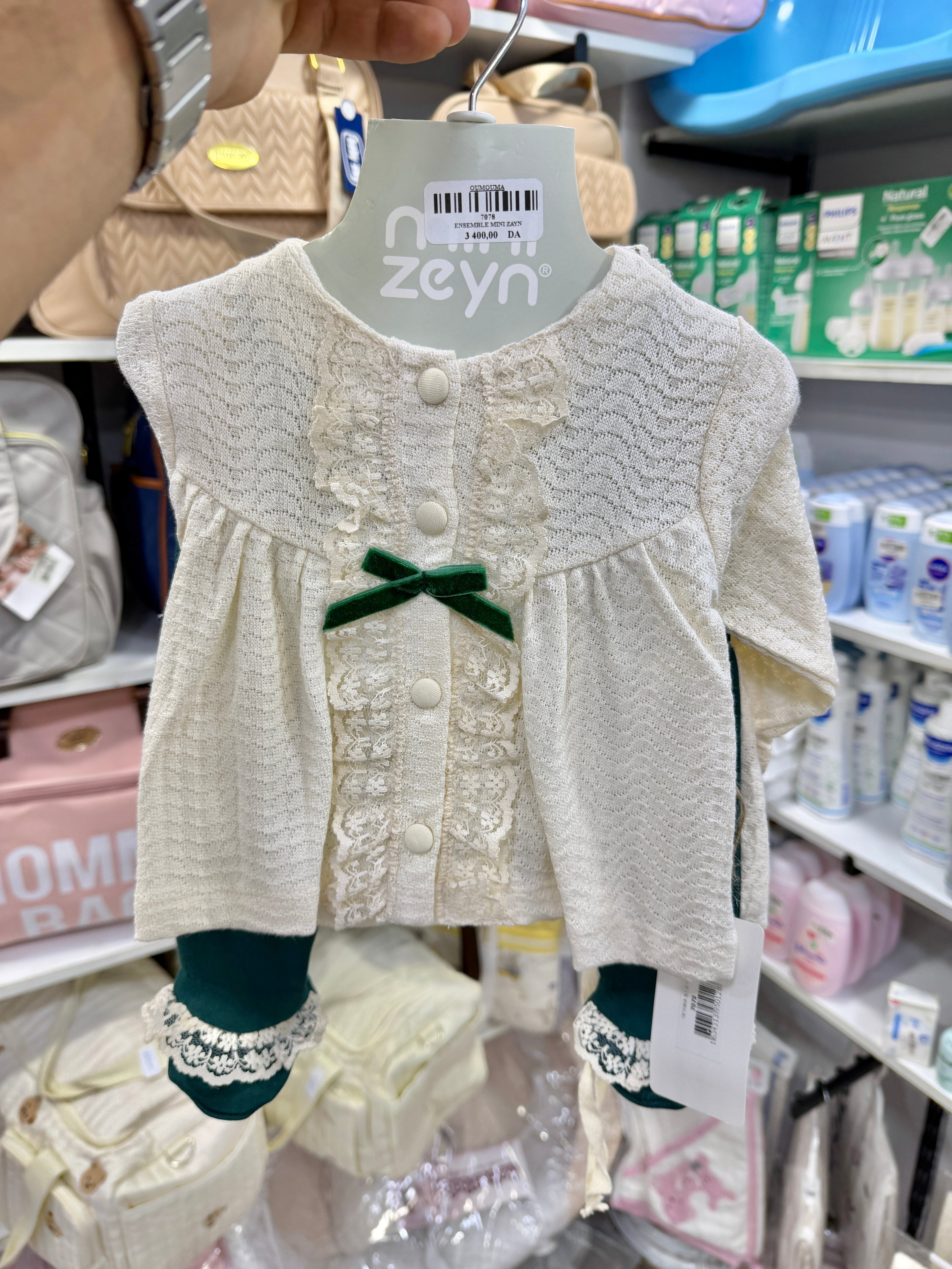 Ensemble bébé 5 pieces 0-3 mois Dentelle creme, noeud vert, tricot beige