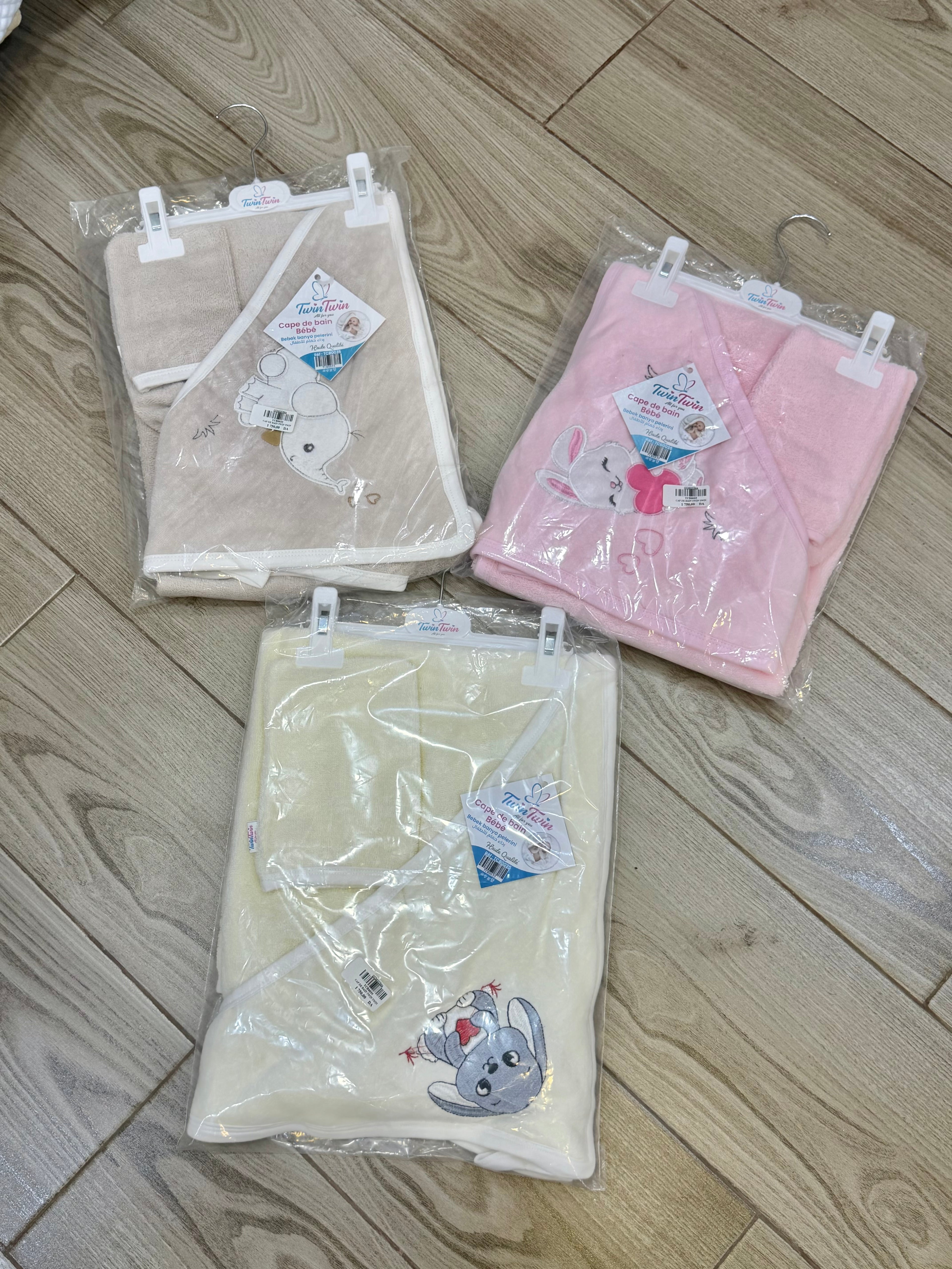 🛁 Sortie de Bain à Capuche "Lovely Baby" – Douceur et Chaleur après le Bain avec gant de toilette