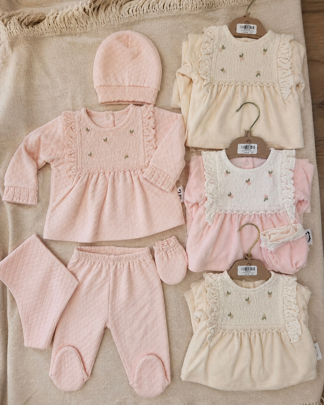 Ensemble Bébé Fille Smocké Fleurs Brodées Matelassé 5 Pièces 0-3 Mois