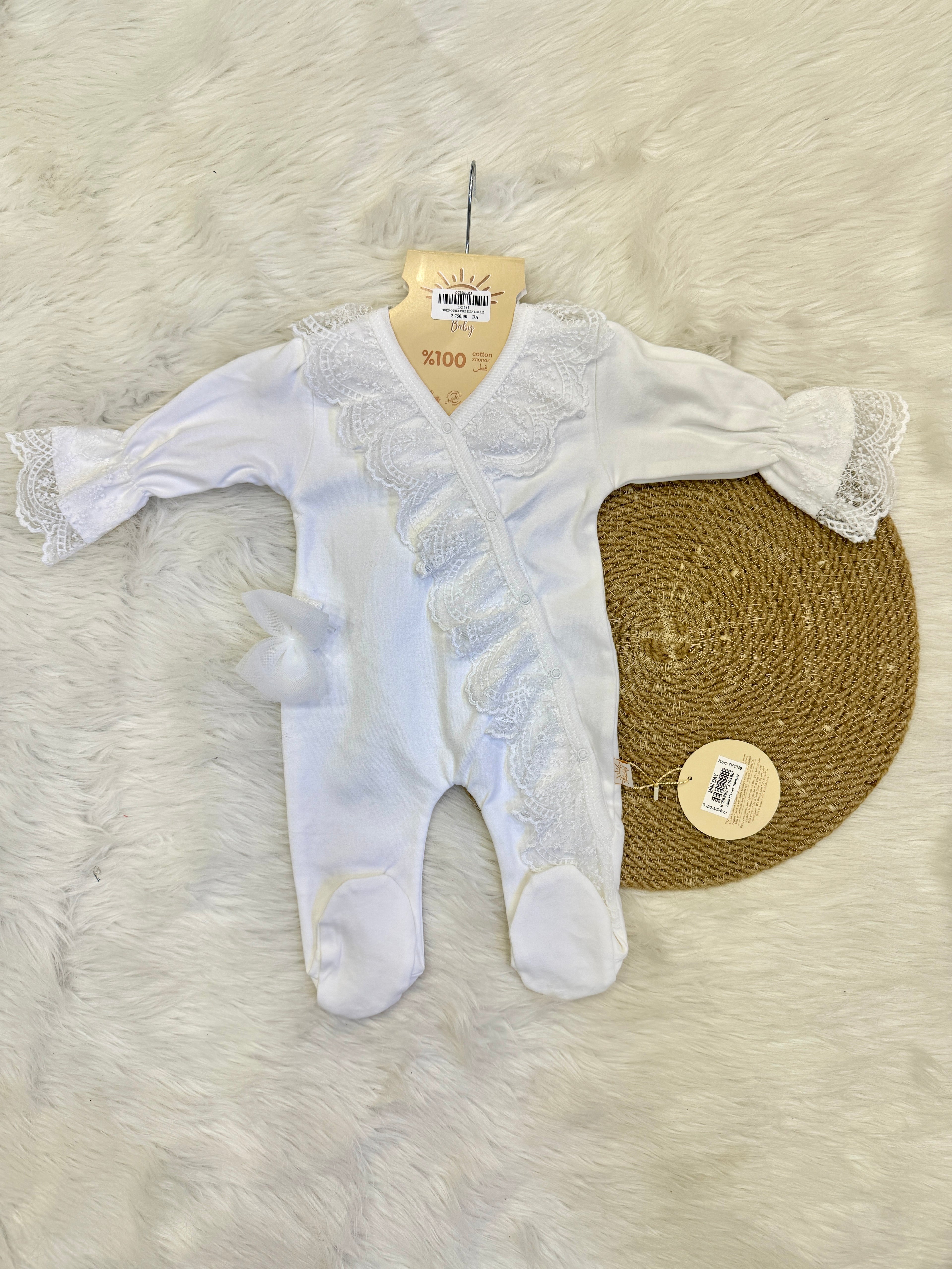 Grenouillère de Naissance à Volants en Dentelle