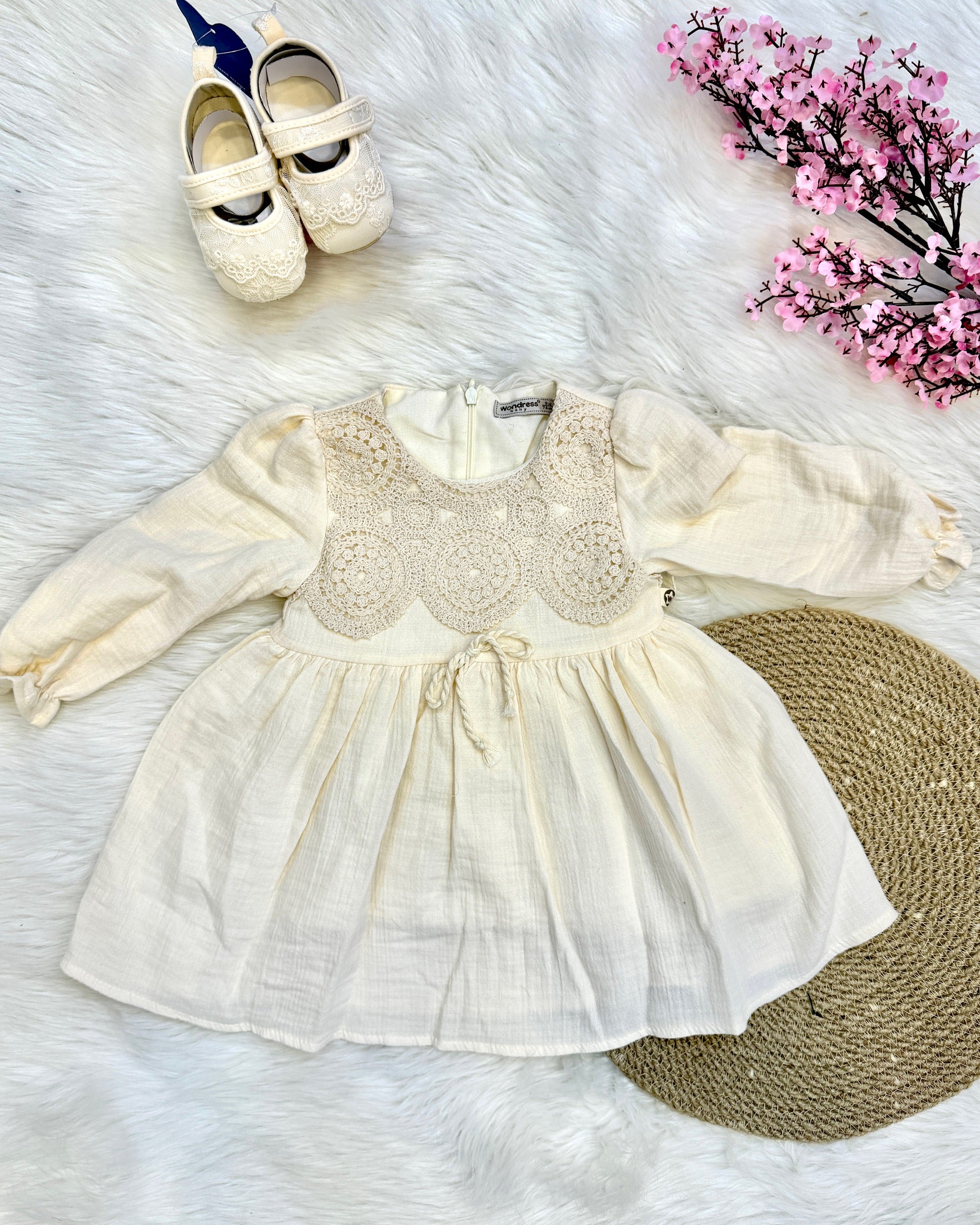 Robe de Cérémonie en Gaze de Coton & Plastron Crochet – Élégance Authentique