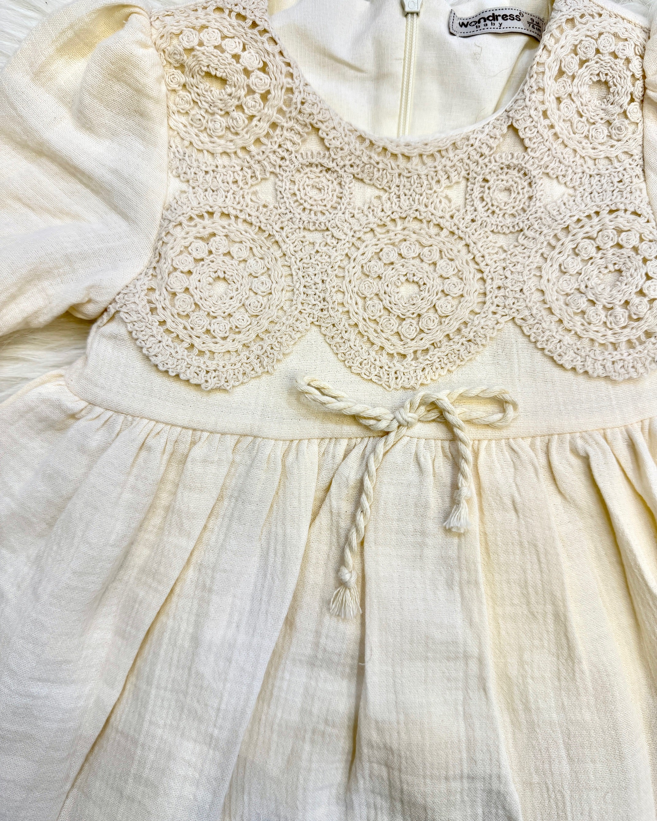 Robe de Cérémonie en Gaze de Coton & Plastron Crochet – Élégance Authentique