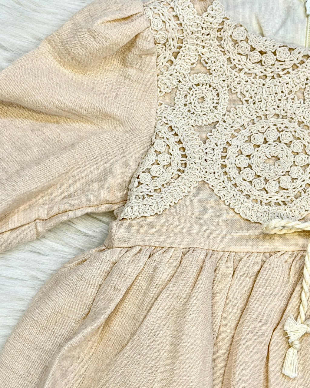 Robe Bohème en Gaze de Coton & Crochet – Douceur et Élégance Naturelle