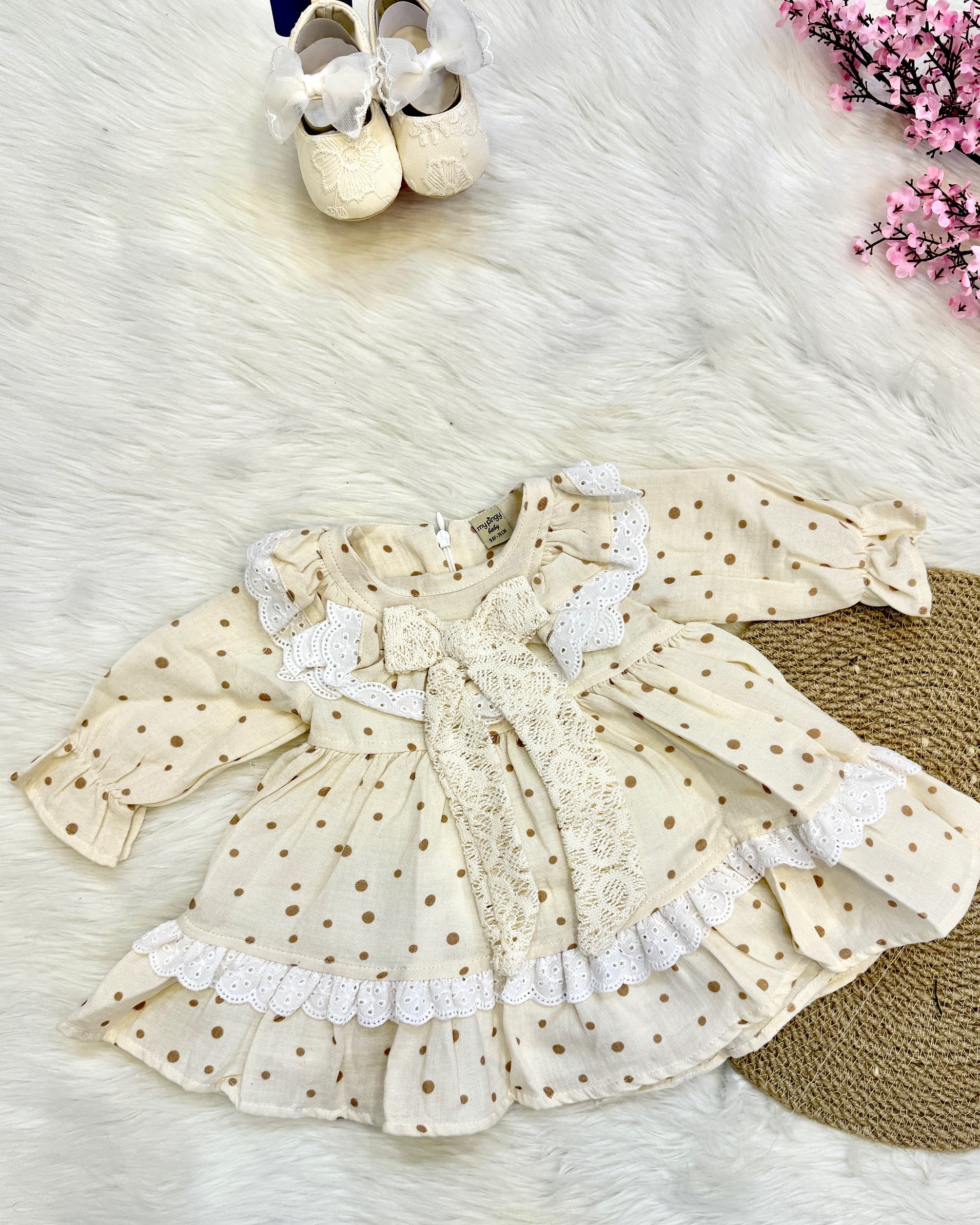 Ensemble 2 Pièces : Robe à Pois & Gilet en Maille Ajourée – Charme Rétro