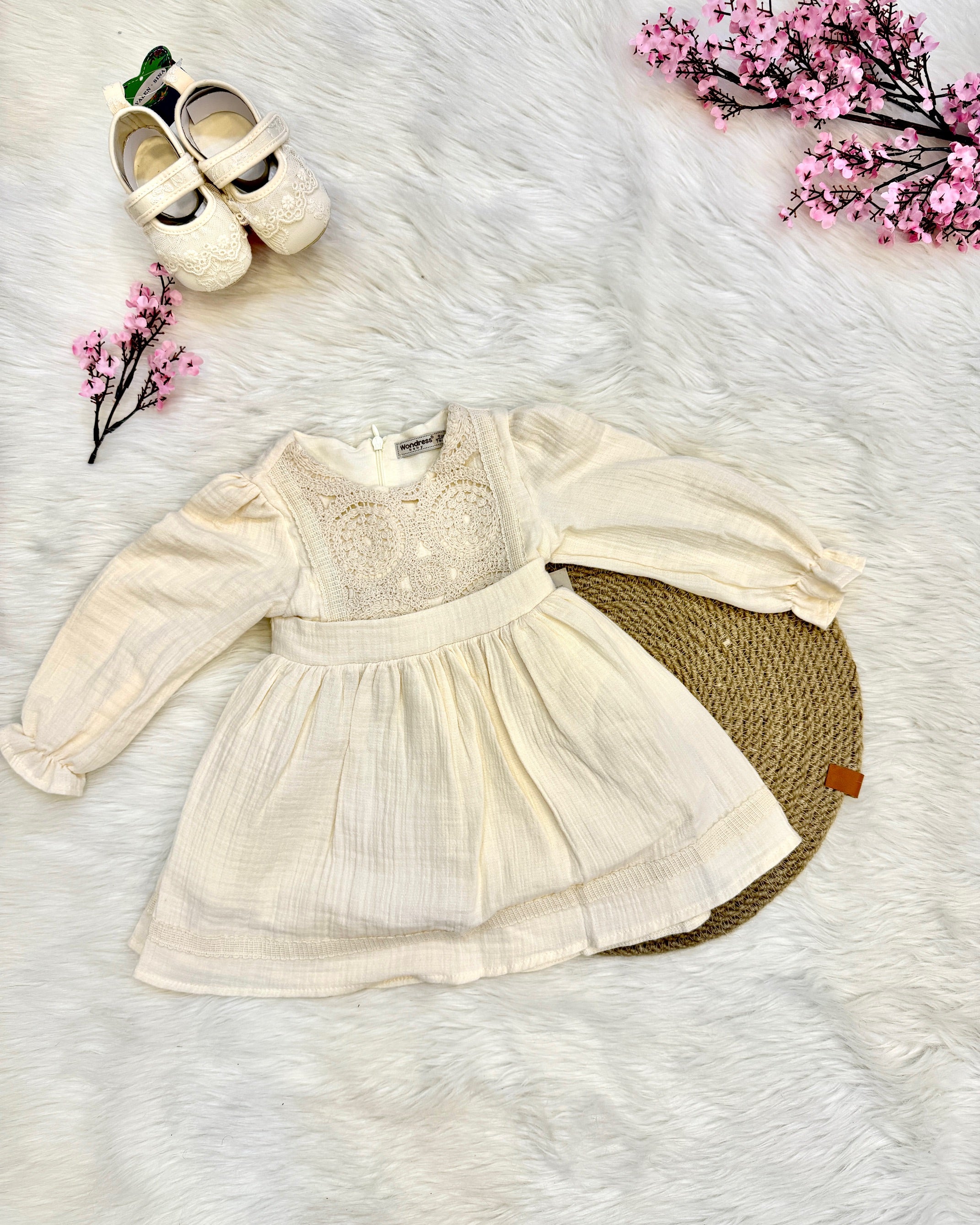 Robe de Cérémonie Héritage – Gaze de Coton & Dentelle Guipure