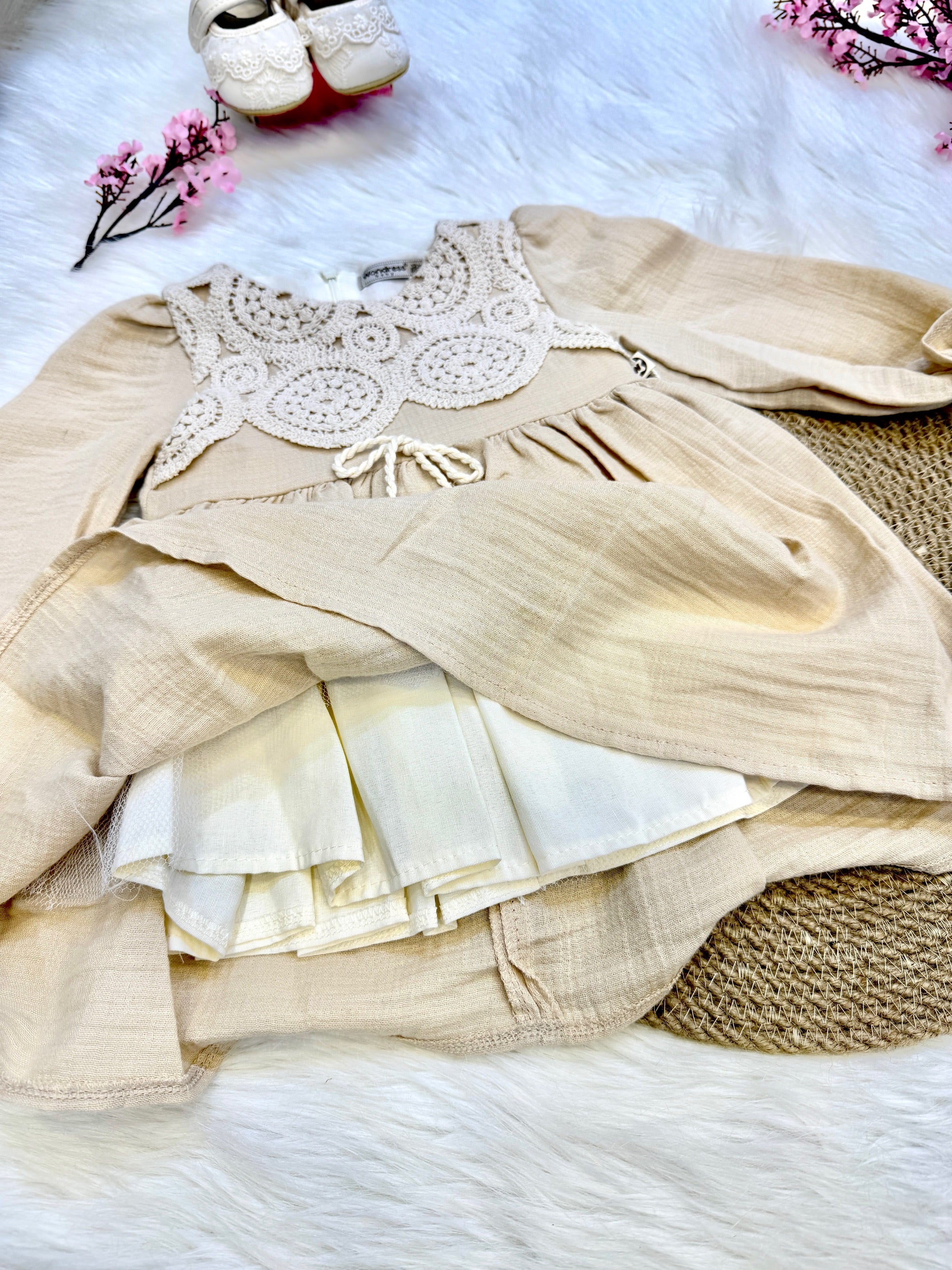 Robe Bohème en Gaze de Coton & Dentelle Crochet – L'Élégance Naturelle