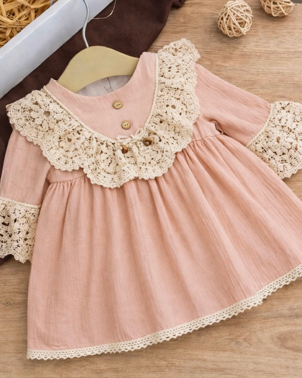 Robe Bébé "Rosa Bohème" – Lin Rose et Dentelle Crochetée