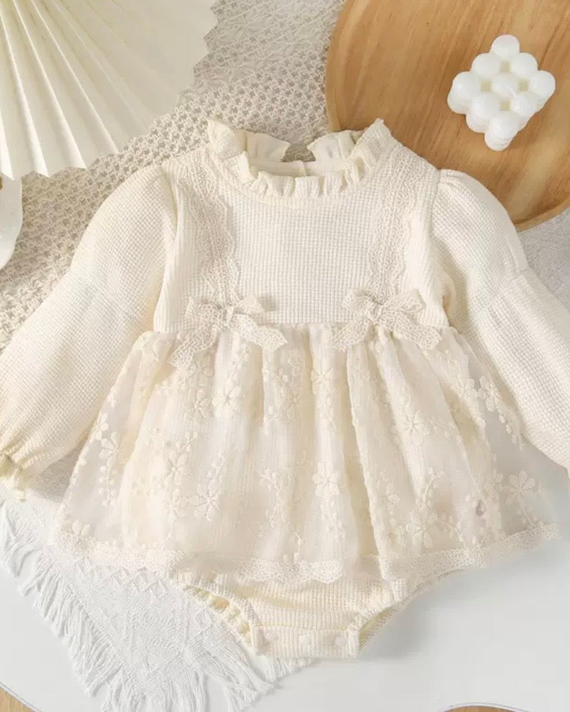 ☁️ Robe-Body "Nuage de Fleurs" – Pureté et Élégance pour Bébé